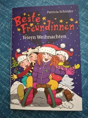 Beste Freundinnen feiern Weihnachten