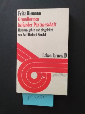 1 gebundenes Buch:" Grundformen helfender Partnerschaft " Herausgegebn und eingeleitet von Karl Herbert Mandel