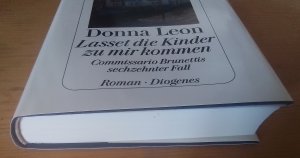 gebrauchtes Buch – Donna Leon – Lasset die Kinder zu mir kommen • Commissario Brunettis sechzehnter Fall ; Roman