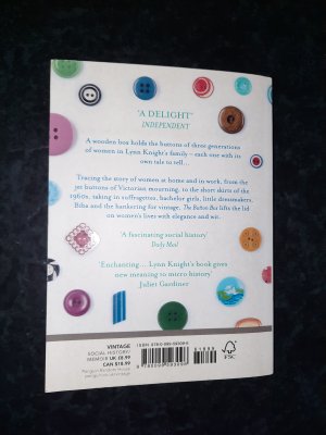 gebrauchtes Buch – Lynn Knight – The Button Box: The Story of Women in the 20th Century, Told Through the Clothes They Wore.