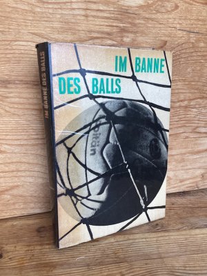 antiquarisches Buch – Baumann, Rainer; Hempel – Im Banne des Balls