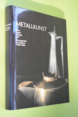 gebrauchtes Buch – Becker, Ingeborg  – Sammlung Bröhan IV: Metallkunst : Silber, Kupfer, Messing, Zinn : vom Jugendstil zur Moderne (1889 - 1939). Bröhan-Museum: Veröffentlichungen des Bröhan-Museums ; Nr. IV