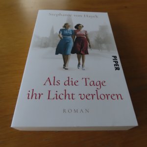 gebrauchtes Buch – Hayek, Stephanie von – Als die Tage ihr Licht verloren - Roman