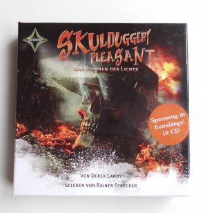 gebrauchtes Hörbuch – Derek Landy – Skulduggery Pleasant - Folge 9 - Das Sterben des Lichts. 10 CDs Cap-Box. (L2)