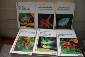 Konvolut von 6 Büchern aus der Tetra-Zierfischreihe: 1. Die Welt der Killifische - Haltung und Zucht eierlegender Zahnkarpfen; 2. Kaltwasserfische für […]