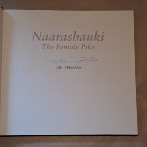 gebrauchtes Buch – Esko Männikkö – Naarashauki. The Female Pike - signiert