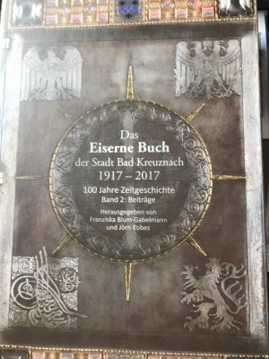 gebrauchtes Buch – Blum-Gabelmann, Franziska; Kobes – Das Eiserne Buch der Stadt Bad Kreuznach 1917–2017 - 100 Jahre Zeitgeschichte. Band 1: Faksimile, Band 2: Beiträge