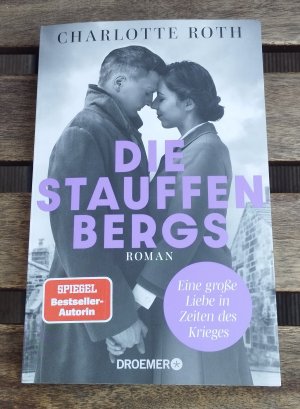 gebrauchtes Buch – Charlotte Roth – Die Stauffenbergs - Eine große Liebe in Zeiten des Krieges. Roman