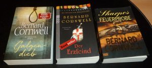 gebrauchtes Buch – Bernard Cornwell – Sharpes Feuerprobe  /  Galgendieb  /  Der Erzfeind. 3 Bände.