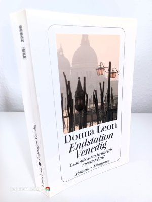 gebrauchtes Buch – Donna Leon – Endstation Venedig ~ Commissario Brunettis zweiter Fall ~ Kriminalroman