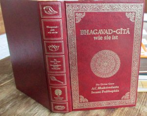 Bhagavad-gita wie sie ist, vollständige Ausgabe mit originalen Sanskritversen, lateinischen Transliterationen, deutschen Synonymen, Übersetzungen und ausführlichen Erläuterungen