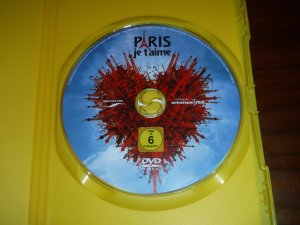 gebrauchter Film – Paris je t'aime - Eine Stadt. Eine Leidenschaft. Eine Sprache: Liebe (21 Regisseure / 34 Schauspieler / 1 Stadt / 2 Millionen Herzen / 18 Liebesgeschichten / 1 Film)