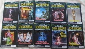 gebrauchtes Buch – Jason Dark – Geisterjäger John Sinclair 10 aufeinander folgende Bände: 1513 Gier nach Templerblut 1514 Zombiedämmerung 1515 die Balkan-Bestie 1516 Totenlichter 1517 die Mondhexe 1518 Sukos Albtraum 1519 das Leichenbild 1520 Schönheit, die der Satan schenkte 1521 der Nächste bist du, Sinclair 1522 teuflische Gespielinnen