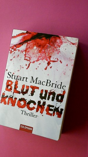 gebrauchtes Buch – Stuart MacBride – BLUT UND KNOCHEN. Thriller