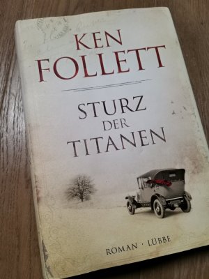 gebrauchtes Buch – Ken Follett – Sturz der Titanen - Die Jahrhundert-Saga Roman Buch 1 Hardcover