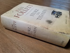 gebrauchtes Buch – Ken Follett – Sturz der Titanen - Die Jahrhundert-Saga Roman Buch 1 Hardcover