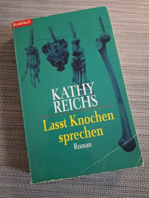 gebrauchtes Buch – Kathy Reichs – Lasst Knochen sprechen