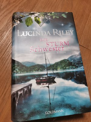 gebrauchtes Buch – Lucinda Riley – Die Sturmschwester Buch 2 Familien Saga Hardcover Buch Schutzumschlag