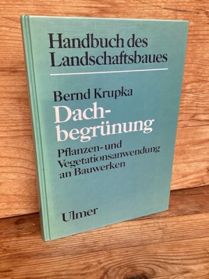 gebrauchtes Buch – Bernd Krupka – Dachbegrünung. Pflanzen- und Vegetationsanwendung an Bauwerken – 217 Abbildungen, 64 Farbfotos, 91 Tabellen (Handbuch des Landschaftsbaues)