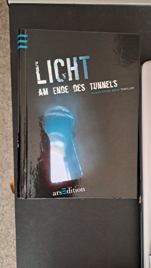 gebrauchtes Buch – Klaus-Peter Wolf – Licht am Ende des Tunnels - [Thriller]