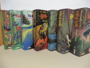 7 Bände: Harry Potter und der Stein der Weisen, Harry Potter und die Kammer des Schreckens, Harry Potter und der Gefangene von Askaban, Harry Potter und der Feuerkelch, Harry Potter und der Orden des Phönix, Harry Potter und der Halbblutprinz, Harry Potter und die