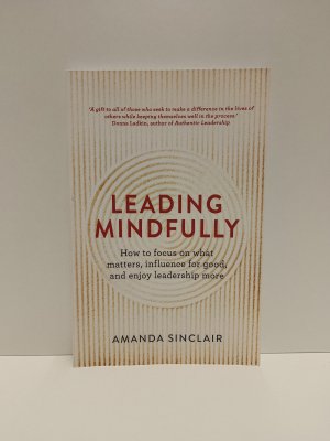 gebrauchtes Buch – Amanda Sinclair – Leading Mindfully