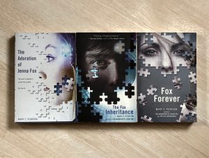 gebrauchtes Buch – Mary E. Pearson – The Adoration of Jenna Fox / The Fox Inheritance / Fox Forever (Jenna Fox Chronicles, 1, 2 & 3)