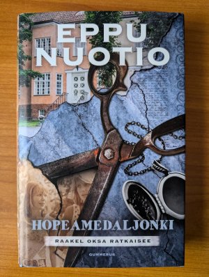 gebrauchtes Buch – Eppu Nuotio – Hopeamedaljonki