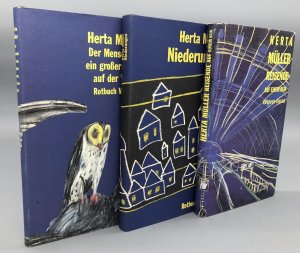 3 Bände, Herta Müller Frühwerk in frühen Ausgaben des Rotbuch-Verlags, Gebunden: Niederungen (1. Auflage 1988), Der Mensch ist ein großer Fasan auf der […]