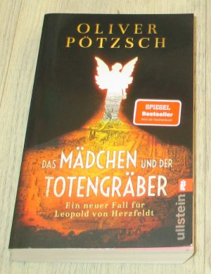 gebrauchtes Buch – Oliver Pötzsch – Das Mädchen und der Totengräber (Die Totengräber-Serie 2) - Ein neuer Fall für Leopold von Herzfeldt | Der Inspektor und der Totengräber auf der Jagd nach dem Mumien-Mörder