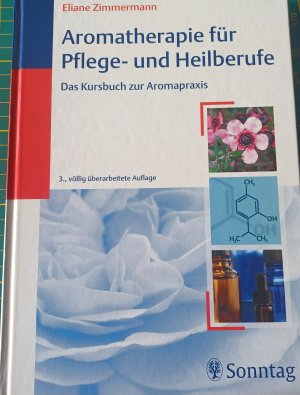 Aromatherapie für Pflege- und Heilberufe - das Kursbuch zur Aromapraxis ; 8 Tabellen