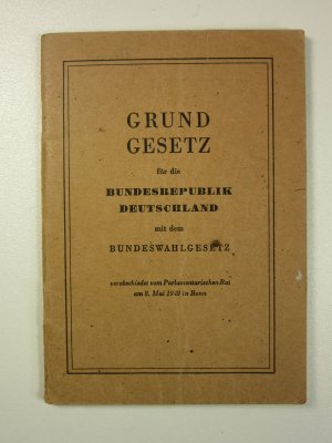 Grundgesetz für die Bundesrepublik Deutschland mit dem Bundeswahlgesetz verabschiedet vom Parlamentarischen Rat am 8. Mai 1949 in Bonn