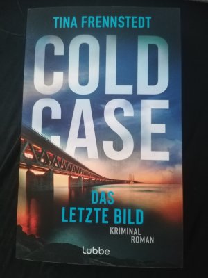 gebrauchtes Buch – Tina Frennstedt – COLD CASE - Das letzte Bild - Kriminalroman. COLD CASE-Reihe Bd. 4. Von realen Kriminalfällen inspiriert