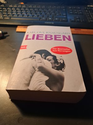 gebrauchtes Buch – Knausgård, Karl Ove – Lieben