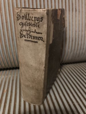 Herrn Ludwig Holbergs der Historie öffentlichen Lehrers, des Consistorii Beysitzers, und der Akademie Qvästors verglichene Geschichte verschiedener Heldinnen und andrer berühmten Damen ; Nach dem Beyspiel des Plutarchs . Aus dem Dänischen ins Deutsche überetzt. ERSTER u. ZWEYTER Theil.