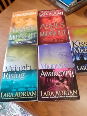 gebrauchtes Buch – Lara Adrian – 5x Midnight Breed: Kiss + Awakening + Rising + Ashes + Shades