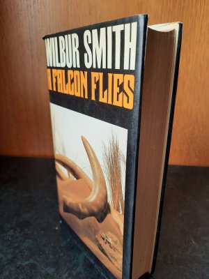 gebrauchtes Buch – Wilbur Smith – A Falcon Flies