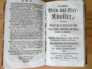 antiquarisches Buch – Anonymus – Das Geheimnis der Kellermeister, Weinschenken und Kiefer, oder bewährte Anweisung zur Erhaltung und Verbesserung aller Arten Weine, es mögen Spanische, Griechische, Italiänische oder Franzweine seyn. Aus dem Englischen übersetzt. Nebst einem Anhang von allen bekannten Weinen, wo sie wachsen, wie sie tractiret und conserviret, und medicinisch gemacht werden, sowohl auch von vielen durch Kunst gemachten Weinen. Angebunden: Der Geschickte Wein- und Bier-Künstler, mit einem nützlichen Unterricht Thee, Coffe, Chocolate und Mandelate zu machen, wie auch allerhandt Brandtewein, Eßig und andere gebrandte Wasser zu verfertigen...