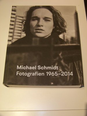 Michael Schmidt Fotografien 1965-2014: Ausstellungskatalog Hamburger Bahnhof, März 2020. Galerie nationale du Jeu de Paume, Paris, 2021. Museo ... Centro […]