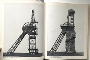 Anonyme Skulpturen. Eine Typologie technischer Bauten. Mit 194 Schwarz-Weiß-Fotografien auf Tafeln.