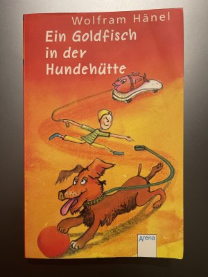 Ein Goldfisch in der Hundehütte