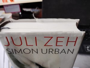 gebrauchtes Buch – Zeh, Juli; Urban – Zwischen Welten