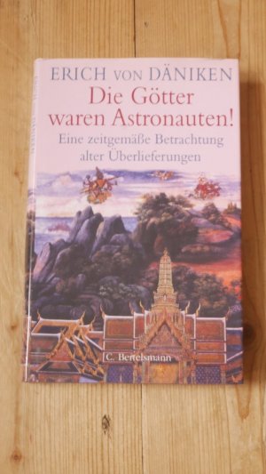 gebrauchtes Buch – Däniken, Erich von  – Die Götter waren Astronauten - Eine zeitgemäße Betrachtung alter Überlieferungen.