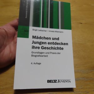 gebrauchtes Buch – Irmela Wiemann – Mädchen und Jungen entdecken ihre Geschichte - Grundlagen und Praxis der Biografiearbeit