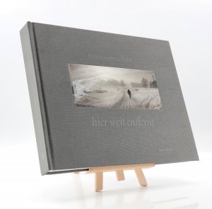 gebrauchtes Buch – Albrecht, Kristoffer; Sammallahti – Hier weit entfernt - Fotografien aus den Jahren 1964 – 2011 (1. Auflage)