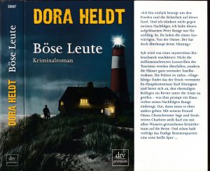 gebrauchtes Buch – Dora Heldt – Dora Heldt ***BÖSE LEUTE*** Der erste Kriminalroman von Dora Heldt*** Sylt wird von einer mysteriösen Einbruchserie erschüttert*** Mit seinem Freund Onno, Chorschwester Inge und Strohwitwe Charlotte stellt Karl ein mit allen Wassern gewaschenes Ermittlerteam auf die Beine*** Und schon bald verfolgt das findige Rentnerquartett eine erste heiße Spur ... TB mit Klappenbroschur in der Originalausgabe von 2016, dtv premium Verlagsges., 443 Seiten.