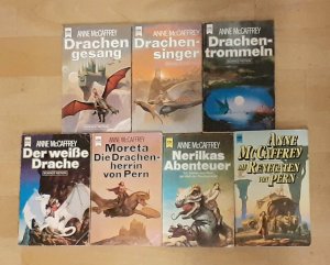 7 X Der Drachenreiter (von Pern) -Zyklus - Drachengesang + Drachensinger + Drachentrommeln + Der weiße Drache + Moreta - Die Drachenherrin von Pern + […]