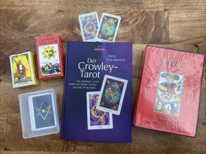 Konvolut klassischer Tarot Decks | De Marseille | Rider Waite | Aleister Crowley, 1JJ Swiss | plus 2 Tarot-Büchern