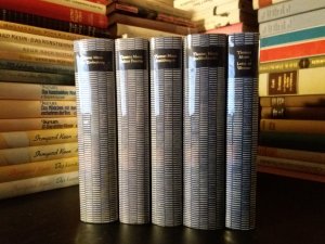 Fünf einheitlich gestaltete Werke von Thomas Mann aus der Reihe: Bibliothek des 20. Jahrhunderts: Band 1) Der Zauberberg. Roman. Band 2) Buddenbrooks. […]