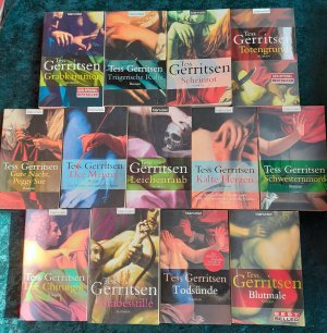 13 X Tess Gerritsen - Grabesstille + Schwesternmord + Roter Engel + Blutmale + Todsünde + Die Chirurgin + Kalte Herzen + Leichenraub + Totengrund + Der […]